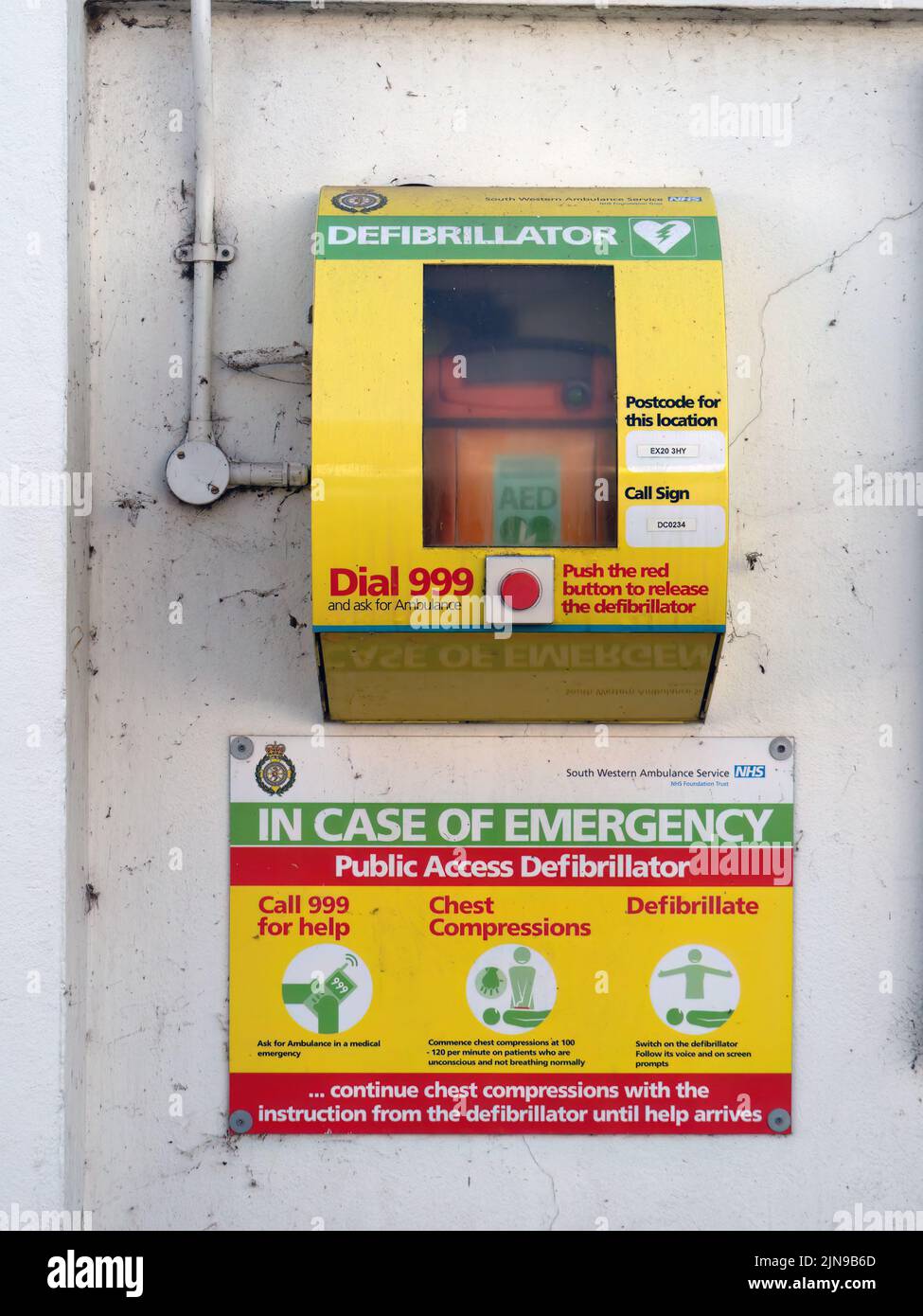 HATHERLEIGH, DEVON, INGHILTERRA - AGOSTO 9 2022: Defibrillatore ad accesso pubblico in strada. Foto Stock