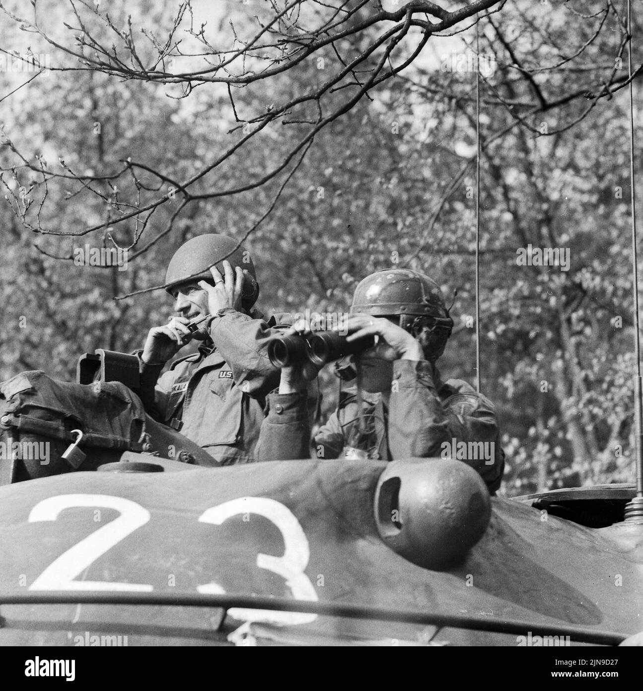 Original-Bildunterschrift: 3000 amerikannische Soldaten im Frühjahrsmanöver - Seit gestern ist der Berlner Grunewald Wider Schlachtfeld und die beiden US-Kampfgruppen trainieren mt Platzpatronen und hochexploiver Übungsmunition für den Angriffs- und auch für den Verteijdigungsfall, Berlin, Deutschland, 1961. Foto Stock