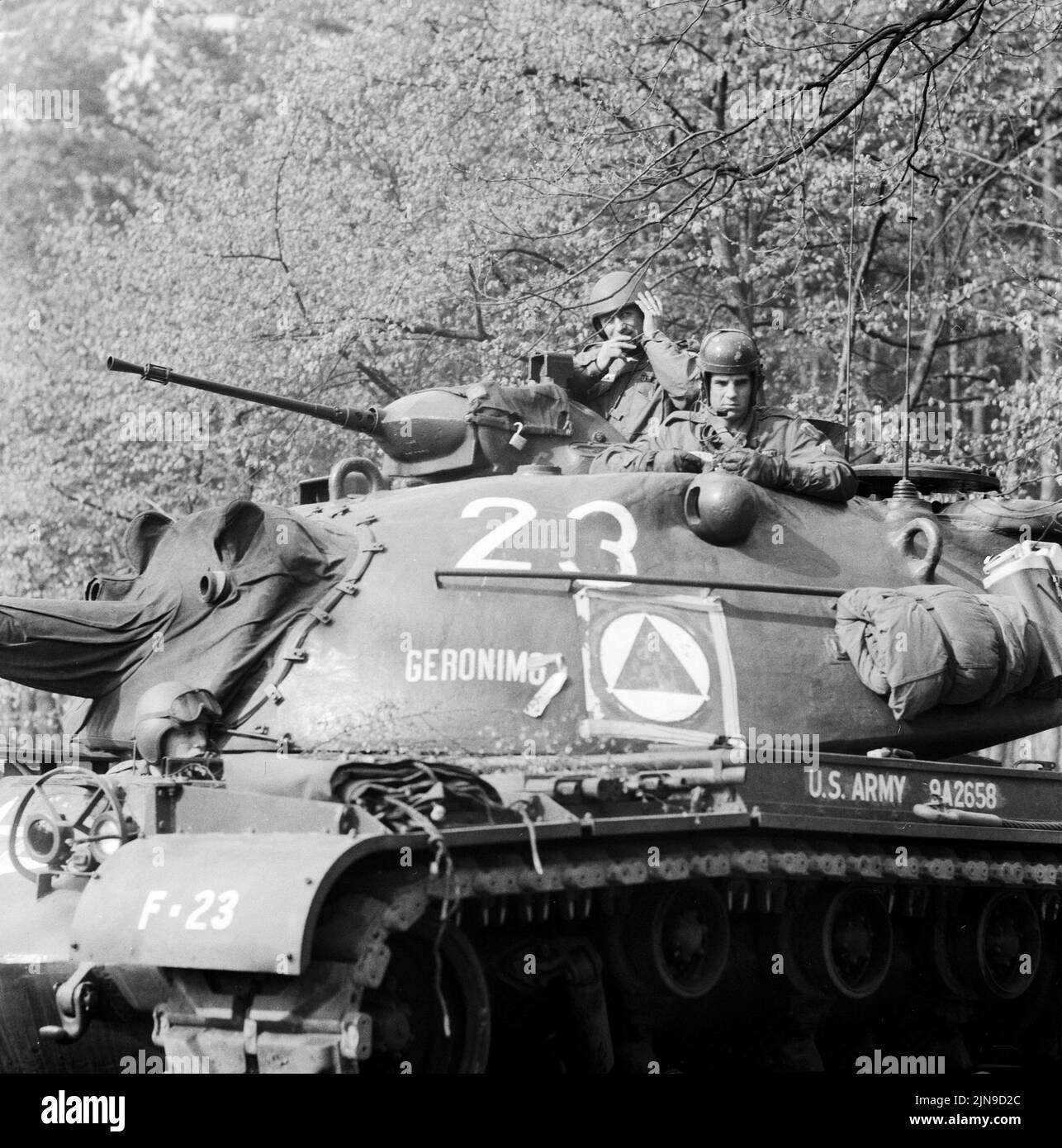 Original-Bildunterschrift: 3000 amerikannische Soldaten im Frühjahrsmanöver - Seit gestern ist der Berlner Grunewald Wider Schlachtfeld und die beiden US-Kampfgruppen trainieren mt Platzpatronen und hochexploiver Übungsmunition für den Angriffs- und auch für den Verteijdigungsfall, Berlin, Deutschland, 1961. Foto Stock