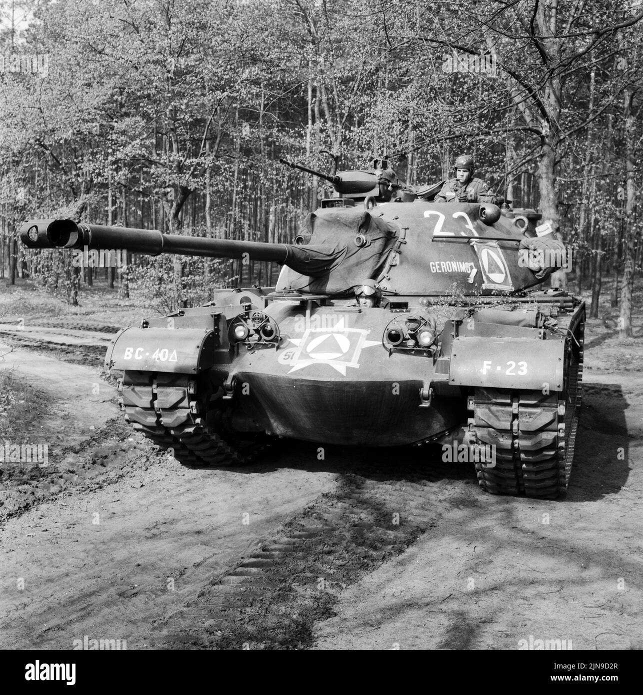 Original-Bildunterschrift: 3000 amerikannische Soldaten im Frühjahrsmanöver - Seit gestern ist der Berlner Grunewald Wider Schlachtfeld und die beiden US-Kampfgruppen trainieren mt Platzpatronen und hochexploiver Übungsmunition für den Angriffs- und auch für den Verteijdigungsfall, Berlin, Deutschland, 1961. Foto Stock