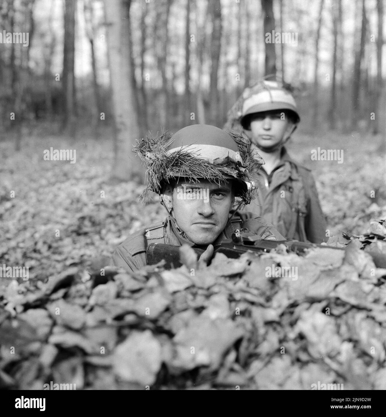 Original-Bildunterschrift: 3000 amerikannische Soldaten im Frühjahrsmanöver - Seit gestern ist der Berlner Grunewald Wider Schlachtfeld und die beiden US-Kampfgruppen trainieren mt Platzpatronen und hochexploiver Übungsmunition für den Angriffs- und auch für den Verteijdigungsfall, Berlin, Deutschland, 1961. Foto Stock