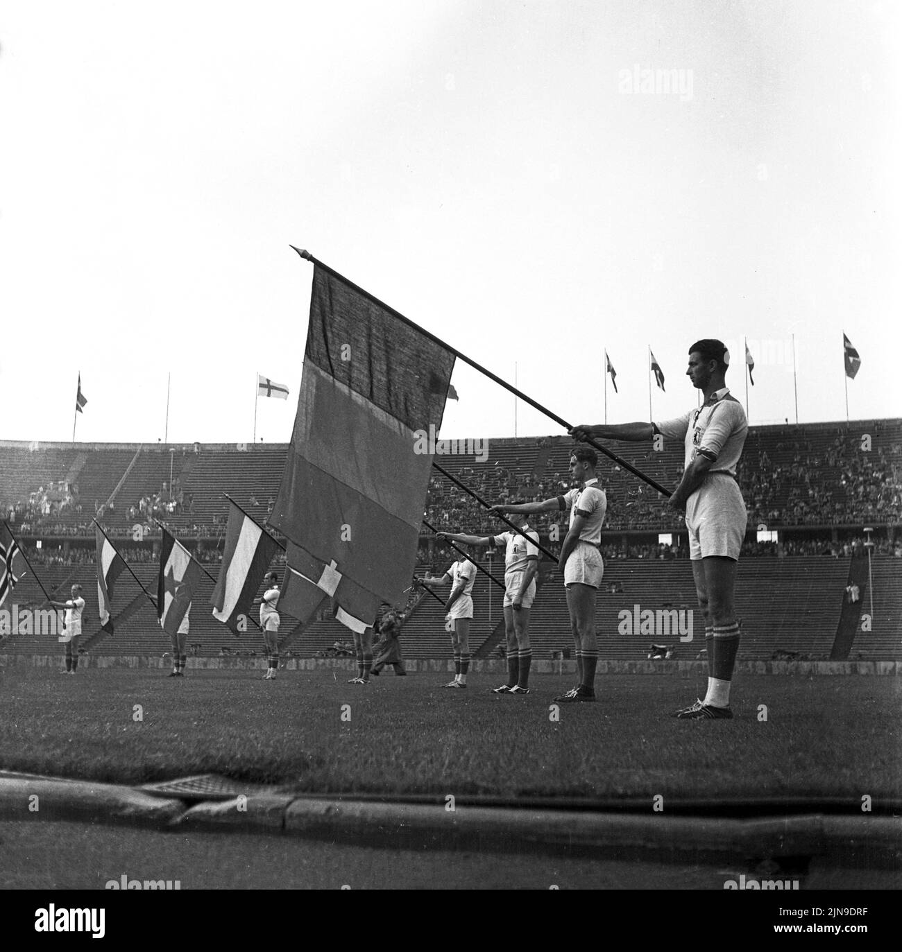 Original-Bildunterschrift: Eröffnung der Handball-Weltmeisterschaft im Berliner Olympiastadion - Fahneneinmarsch, Berlino, Germania 1955. Foto Stock