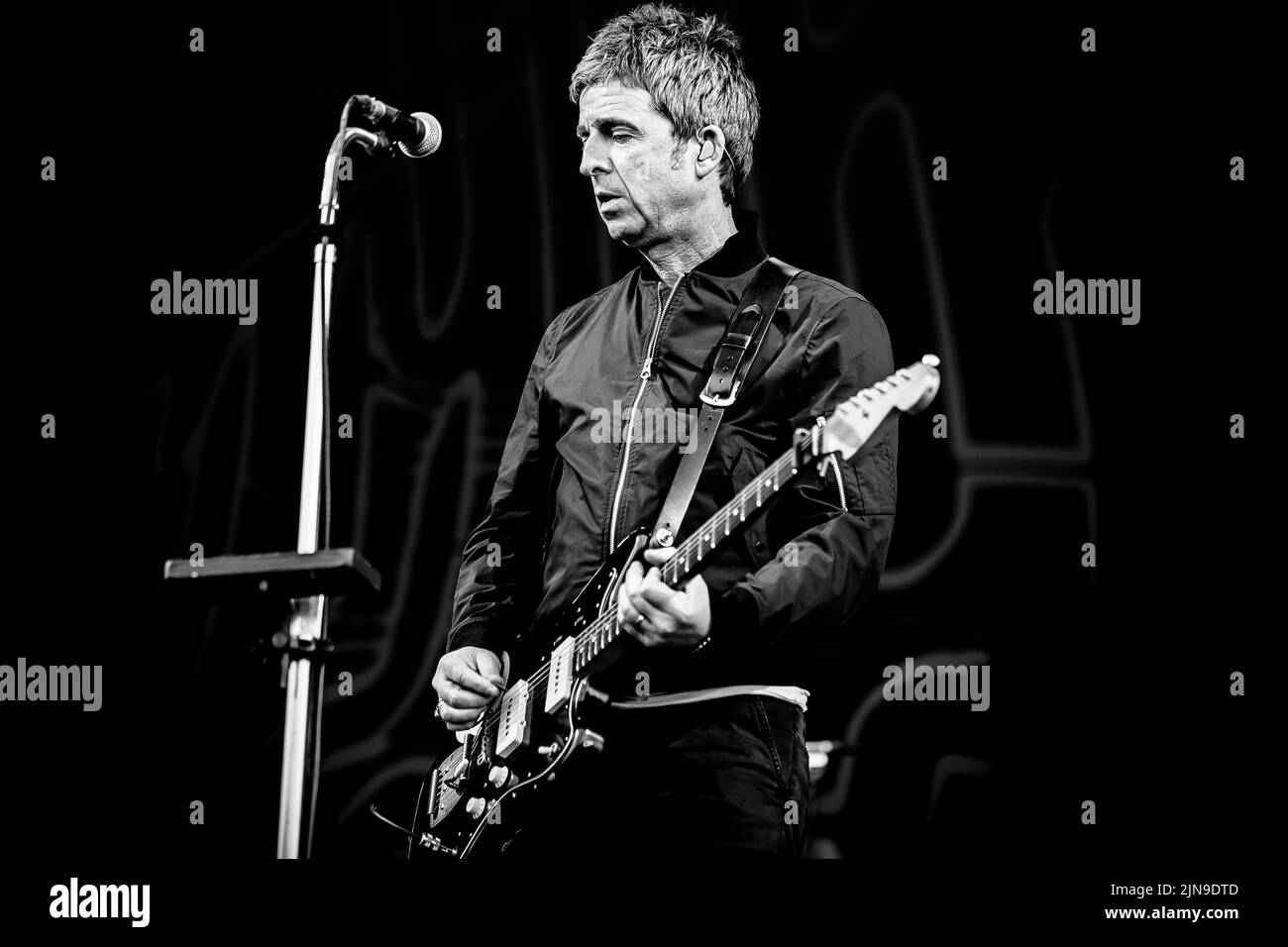 Noel Gallagher è sul palco durante la sua esibizione all'Eirias Stadium di Colwyn Bay, nel Galles del Nord, il 18th giugno 2022. Foto Stock