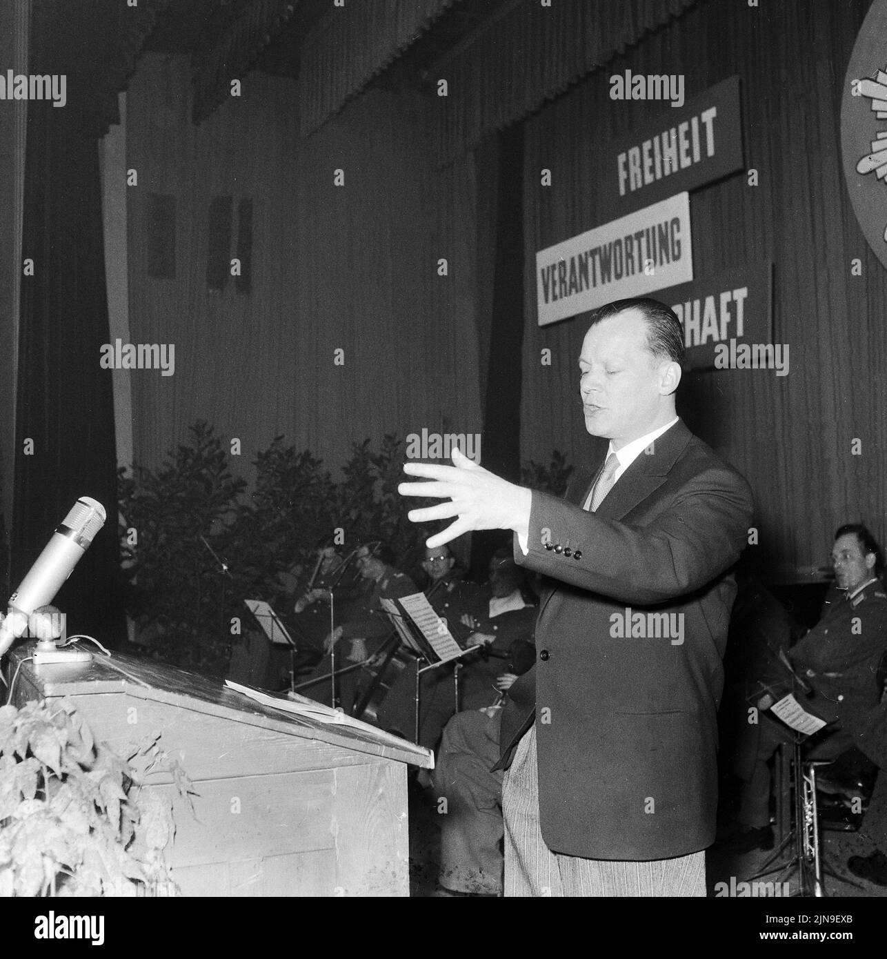 Original-Bildunterschrift: Delegierten-Konferenz der Berliner Polizei-Gewerkschaft im Prälat a Schöneberg. Unser Bild zeigt: Willy Brandt spricht, Berlino, Germania 1955. Foto Stock