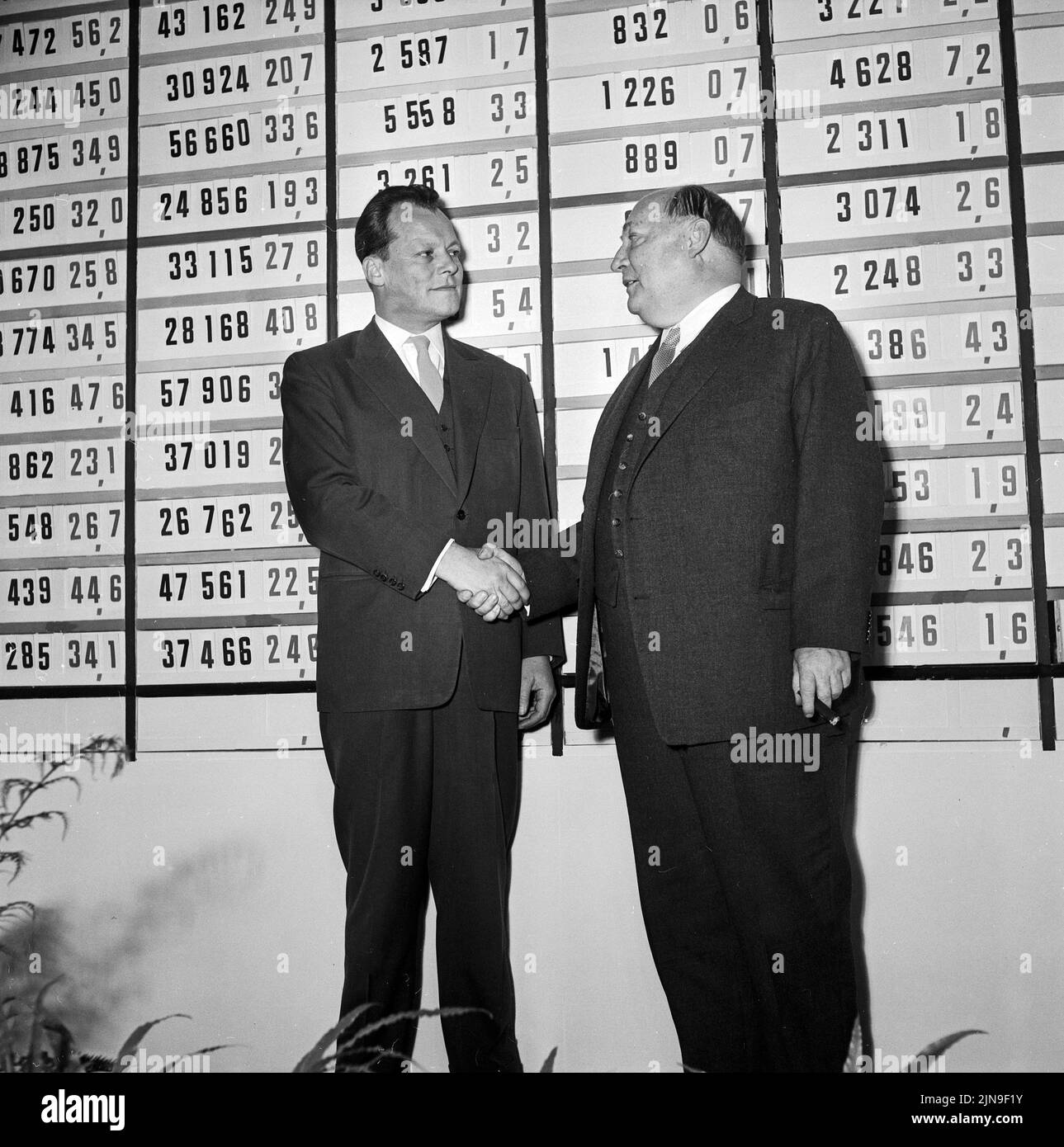 Original-Bildunterschrift: Heute wählt West-Berlin - Wiedergewählter Oberbürgermeister Willy Brandt und Minister Ernst Lemmer sind beide zufrieden mit dem Ausgang der Wahl, Berlin, Deutschland 1958. Foto Stock