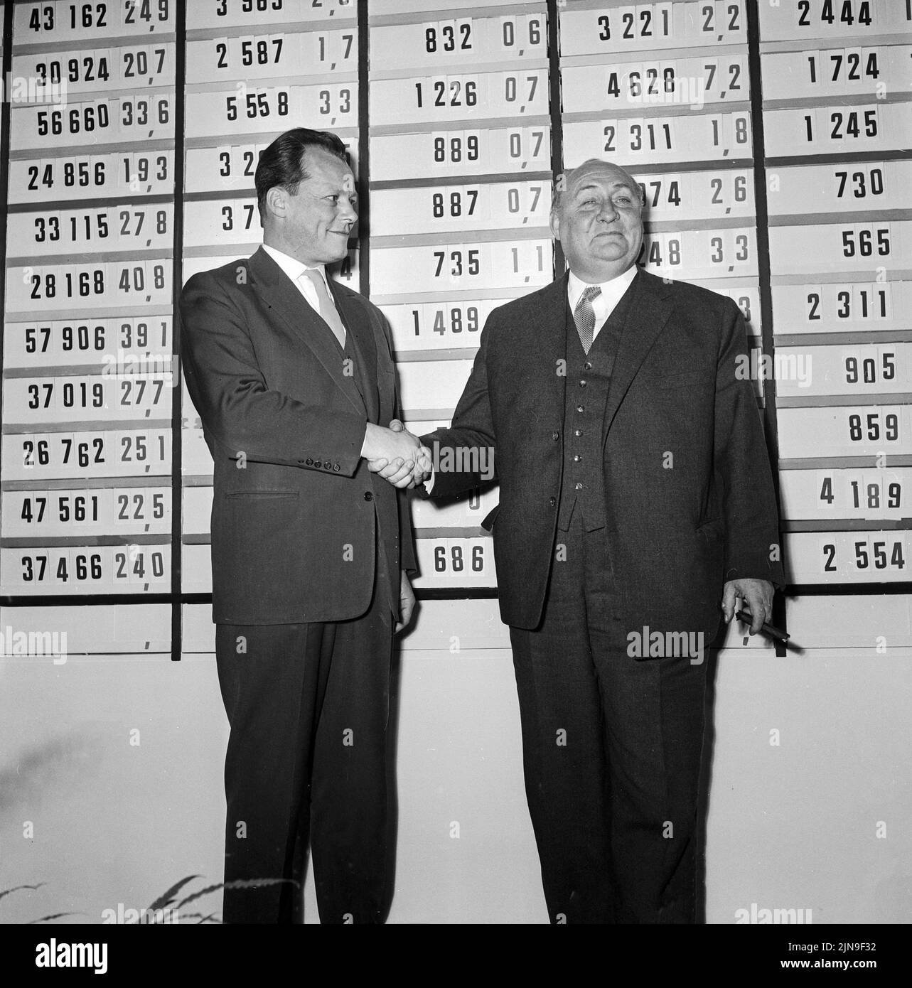 Original-Bildunterschrift: Heute wählt West-Berlin - Wiedergewählter Oberbürgermeister Willy Brandt und Minister Ernst Lemmer sind beide zufrieden mit dem Ausgang der Wahl, Berlin, Deutschland 1958. Foto Stock