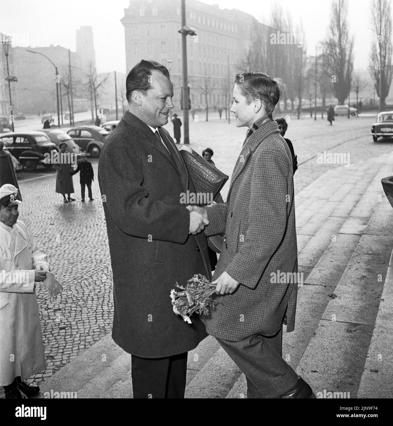 Berlins Regierender wurde 45 - Gratulationsparade bei Willy Brandt vor dem Schöneberger Rathaus, Berlino, Germania 1958. Foto Stock