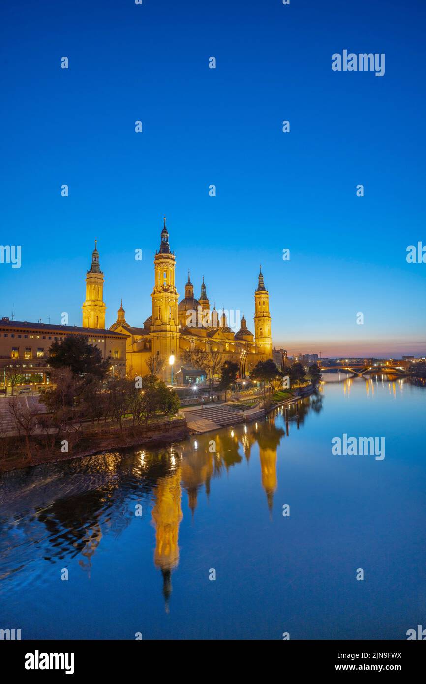 Vista sulla Basilica di nostra Signora del pilastro. Saragozza, Aragona, Spagna Foto Stock