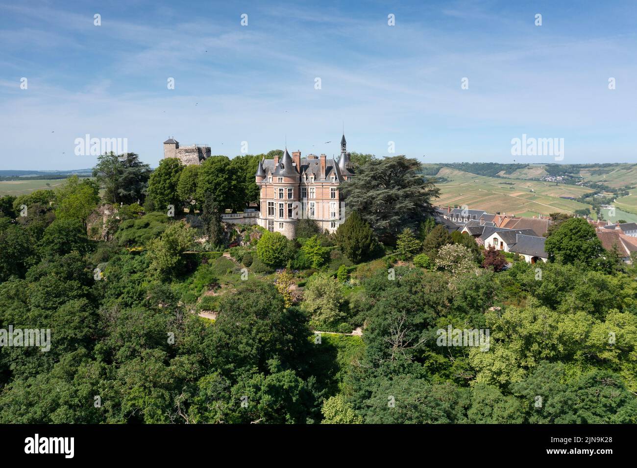 Francia, Cher, Berry, Sancerre, castello e tenere, Chiamato la torre Fiefs (vista aerea) // Francia, Cher (18), région du Berry, Sancerre, Château et donjon Foto Stock