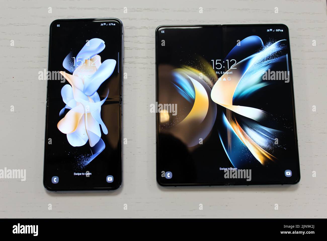 A Galaxy Z Flip4 (a sinistra) e Galaxy Z Fold4 . Samsung ha svelato una nuova generazione di smartphone pieghevoli, mentre il gigante della tecnologia continua a spingere a portare dispositivi a schermo flessibile nel mainstream. L'azienda ha utilizzato l'evento virtuale decompresso per annunciare Galaxy Z Fold4 e Galaxy Z Flip4. Data foto: Venerdì 5 agosto 2022. Foto Stock