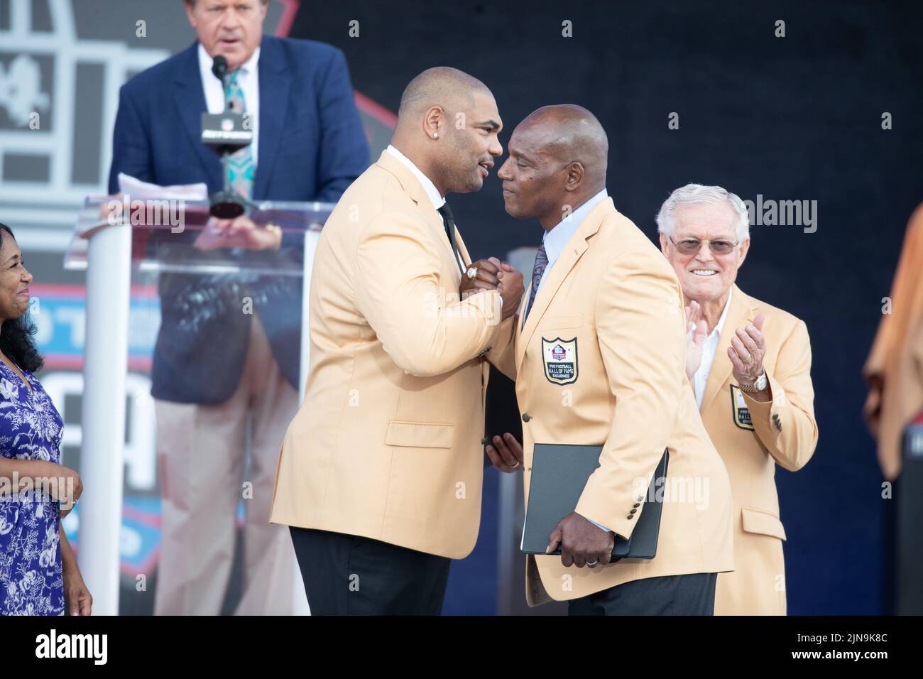 Richard Seymour, ex defensive end dei New England Patriots, stringe la mano con Bryant Young ex defensive end dei San Francisco 49ers durante la cerimonia di rinuncia della Pro Football Hall of Fame al Tom Benson Stadium di Canton, Ohio, il 6 agosto 2022. Gli elettori avevano selezionato 8 membri per entrare nella classe PFHOF del 2022 Foto Stock