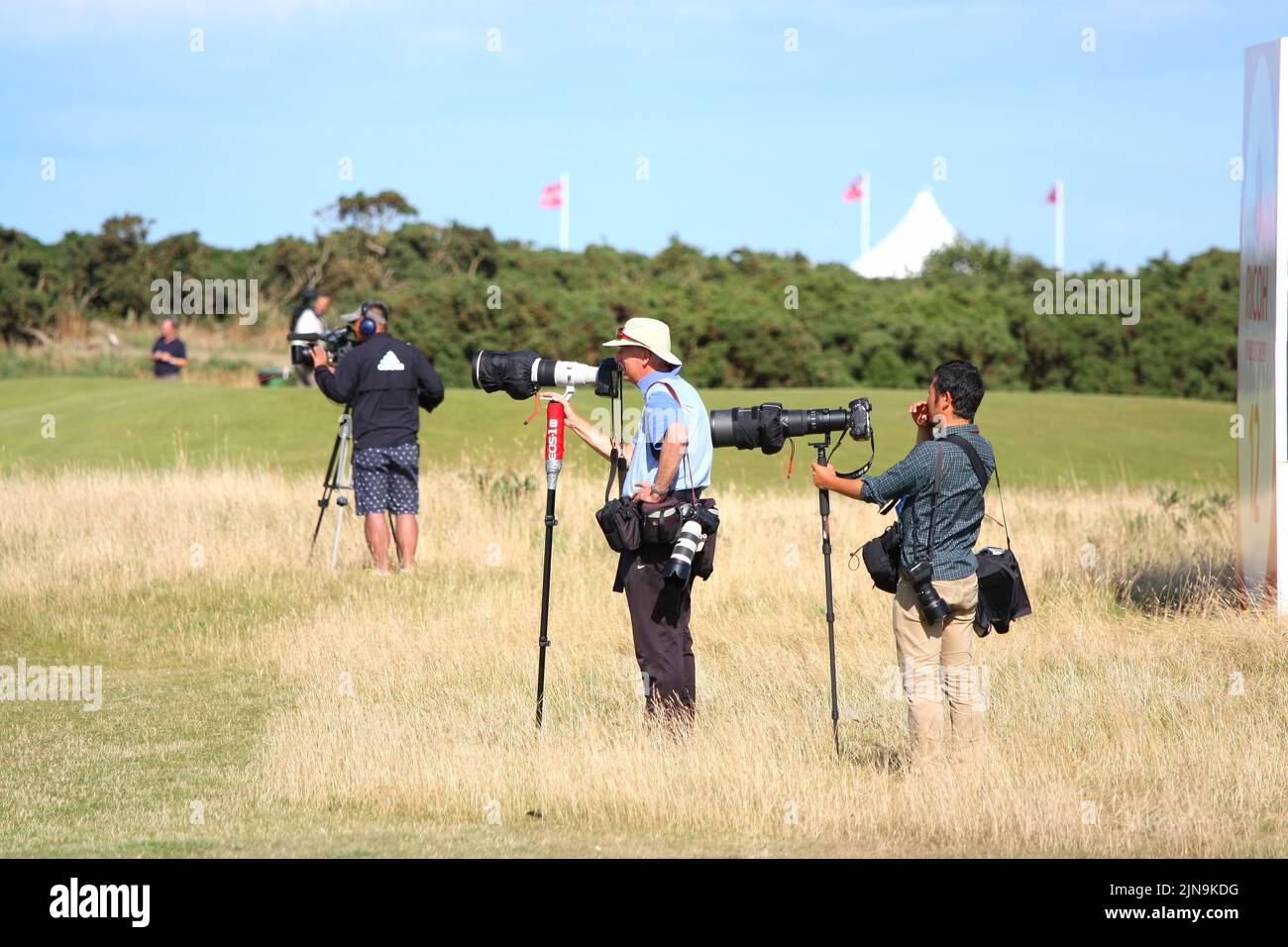 Il leggendario fotografo di golf David Cannon ha percorso la 12th buche durante l'ultimo round del 2013 Ricoh Women's British Open, tenuto presso il St Andrews Old Course di Augus Foto Stock
