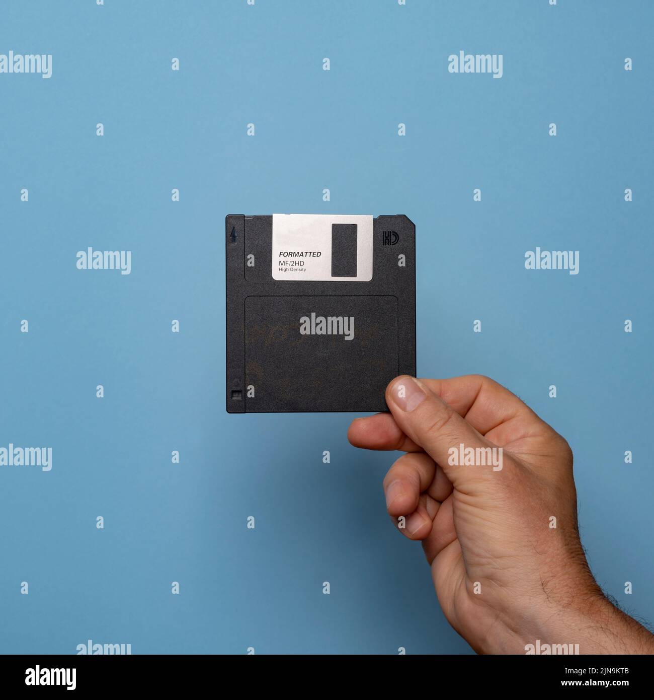 vecchio floppy disk per la memorizzazione dei dati a portata di mano Foto Stock
