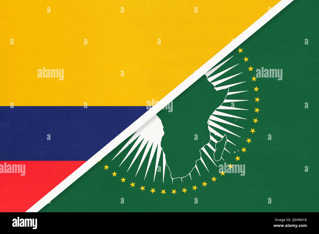 Unione Africana e Colombia, bandiera nazionale del tessile. Continente africano vs simbolo colombiano. Foto Stock