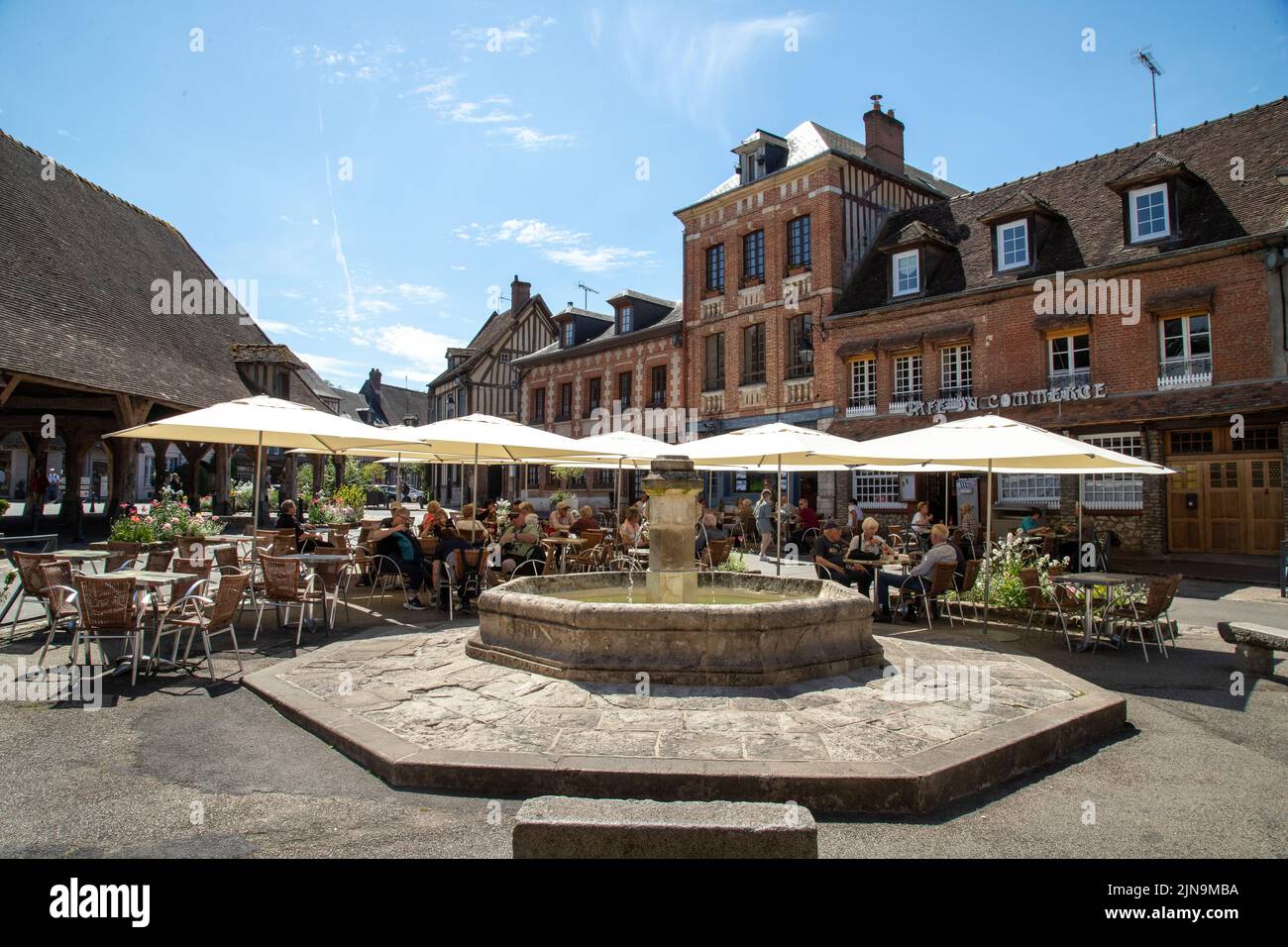 Francia, Eure, Lione la Foret, etichettato Les Plus Beaux Villages de France (i più bei villaggi di Francia), fontana e sale datate 17th centur Foto Stock