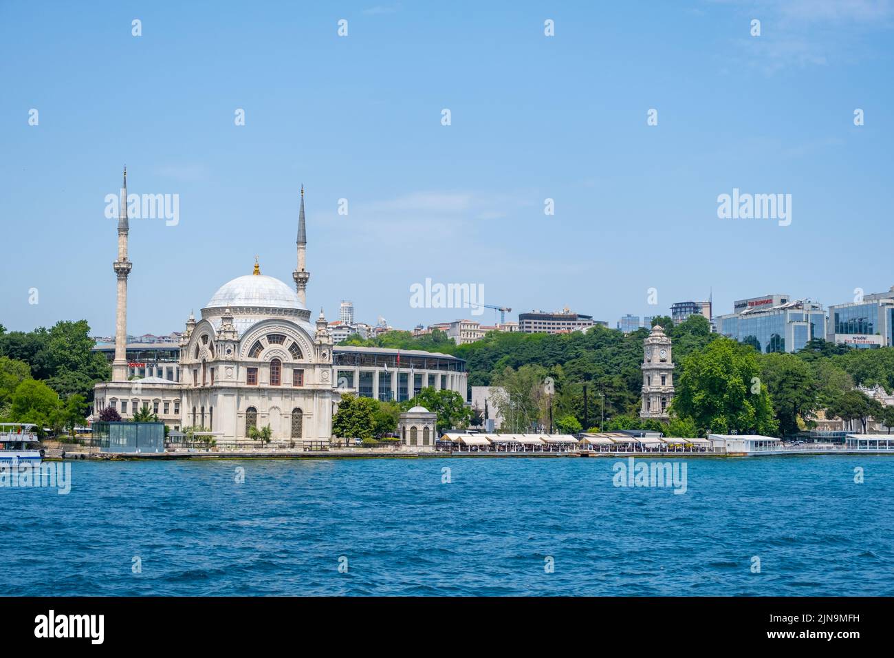 La moschea Dolmabahce vista dal Bosforo - Istanbul, Turchia Foto Stock