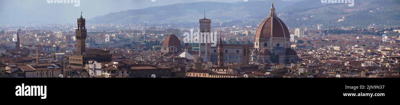 Firenze, Italia - 23 2022 luglio: Vista della famosa città toscana, fotografata da Piazzale Michelangelo Foto Stock