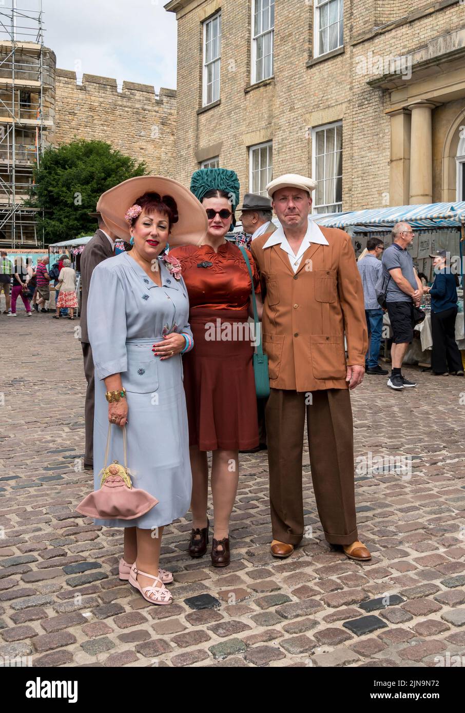 Due Signore e signori in vestito periodo Lincoln 1940 's week-end, Lincoln Cathedral Quarter, 23rd luglio 2022 Foto Stock