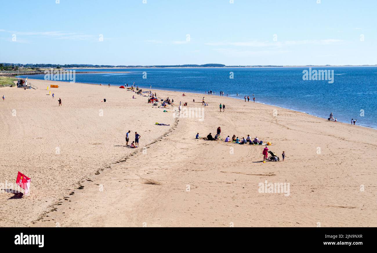 Dundee, Tayside, Scozia, Regno Unito. 10th ago 2022. UK Meteo: L'ondata di caldo di agosto continua nel Nord-Est della Scozia, con alti di 24°C. Al mattino gli amanti della spiaggia si affollano alla spiaggia Broughty Ferry di Dundee per godersi il caldo e glorioso sole e prendere il sole sulla spiaggia. Credit: Dundee Photographics/Alamy Live News Foto Stock