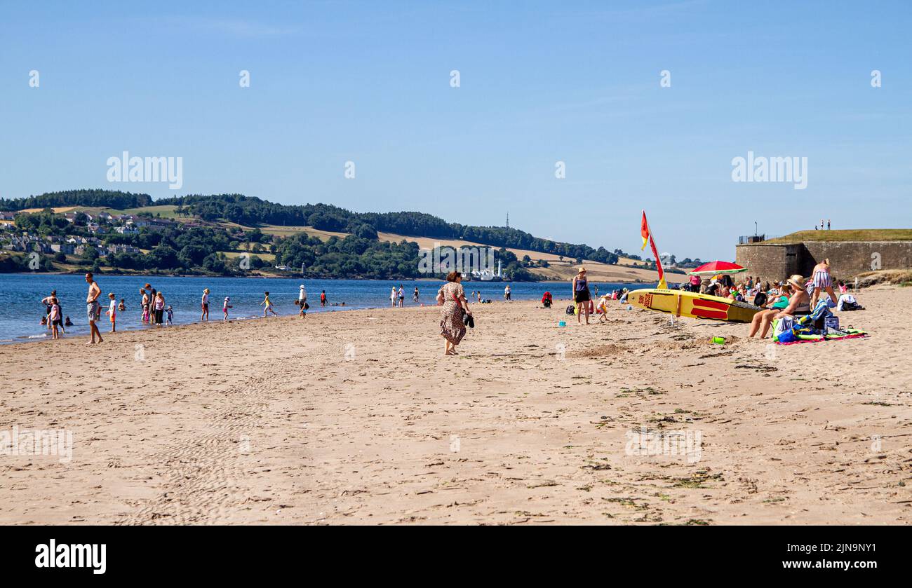 Dundee, Tayside, Scozia, Regno Unito. 10th ago 2022. UK Meteo: L'ondata di caldo di agosto continua nel Nord-Est della Scozia, con alti di 24°C. Al mattino gli amanti della spiaggia si affollano alla spiaggia Broughty Ferry di Dundee per godersi il caldo e glorioso sole e prendere il sole sulla spiaggia. Credit: Dundee Photographics/Alamy Live News Foto Stock