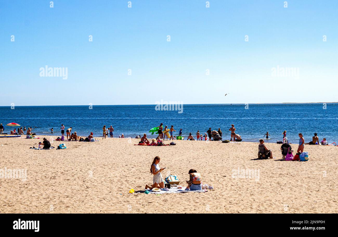 Dundee, Tayside, Scozia, Regno Unito. 10th ago 2022. UK Meteo: L'ondata di caldo di agosto continua nel Nord-Est della Scozia, con alti di 24°C. Al mattino gli amanti della spiaggia si affollano alla spiaggia Broughty Ferry di Dundee per godersi il caldo e glorioso sole e prendere il sole sulla spiaggia. Credit: Dundee Photographics/Alamy Live News Foto Stock