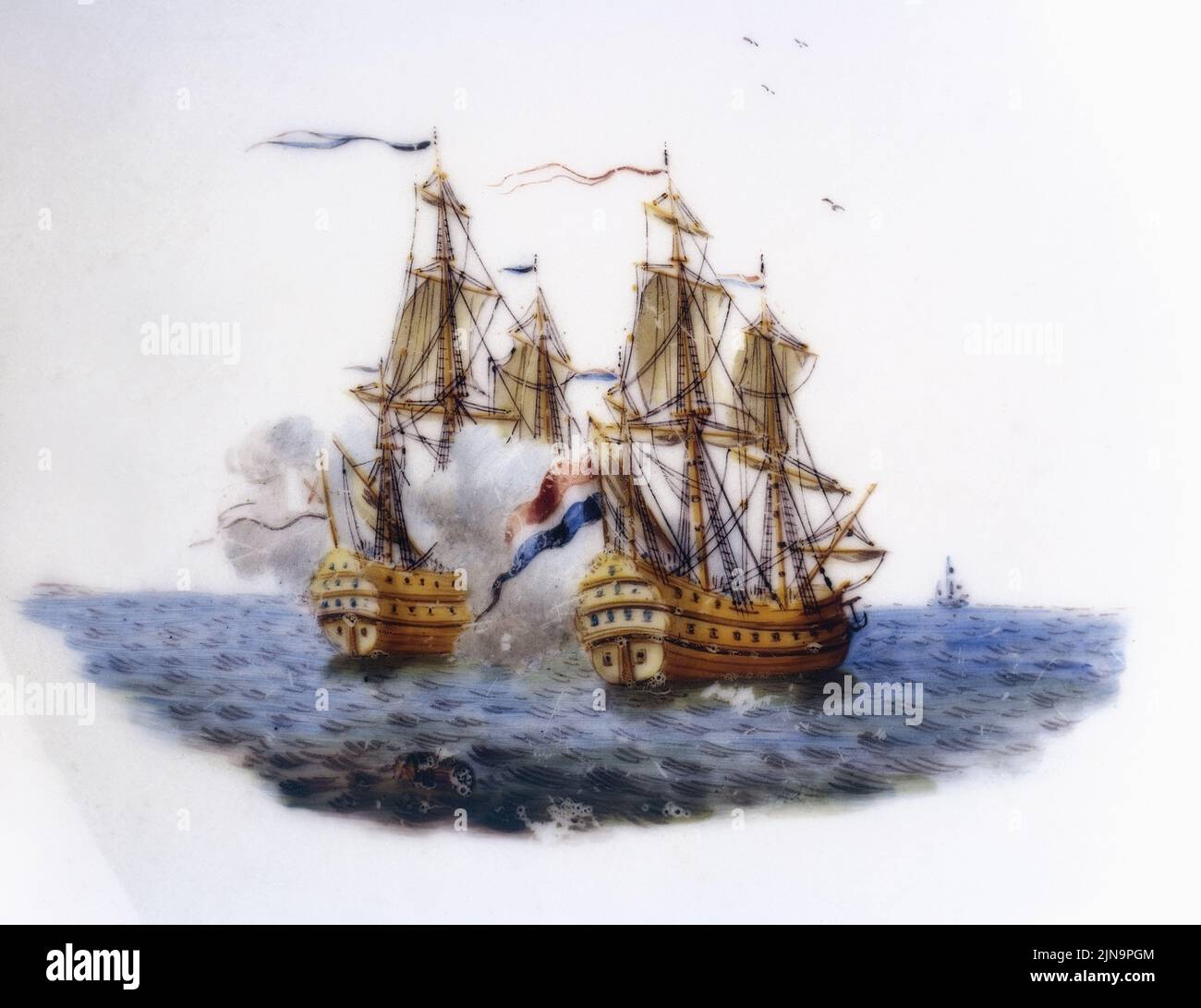 Bruxelles, Belgio - 09 agosto 2022: Motivo centrale di una pentola di porcellana Tournai decorata con una scena di combattimento navale Foto Stock
