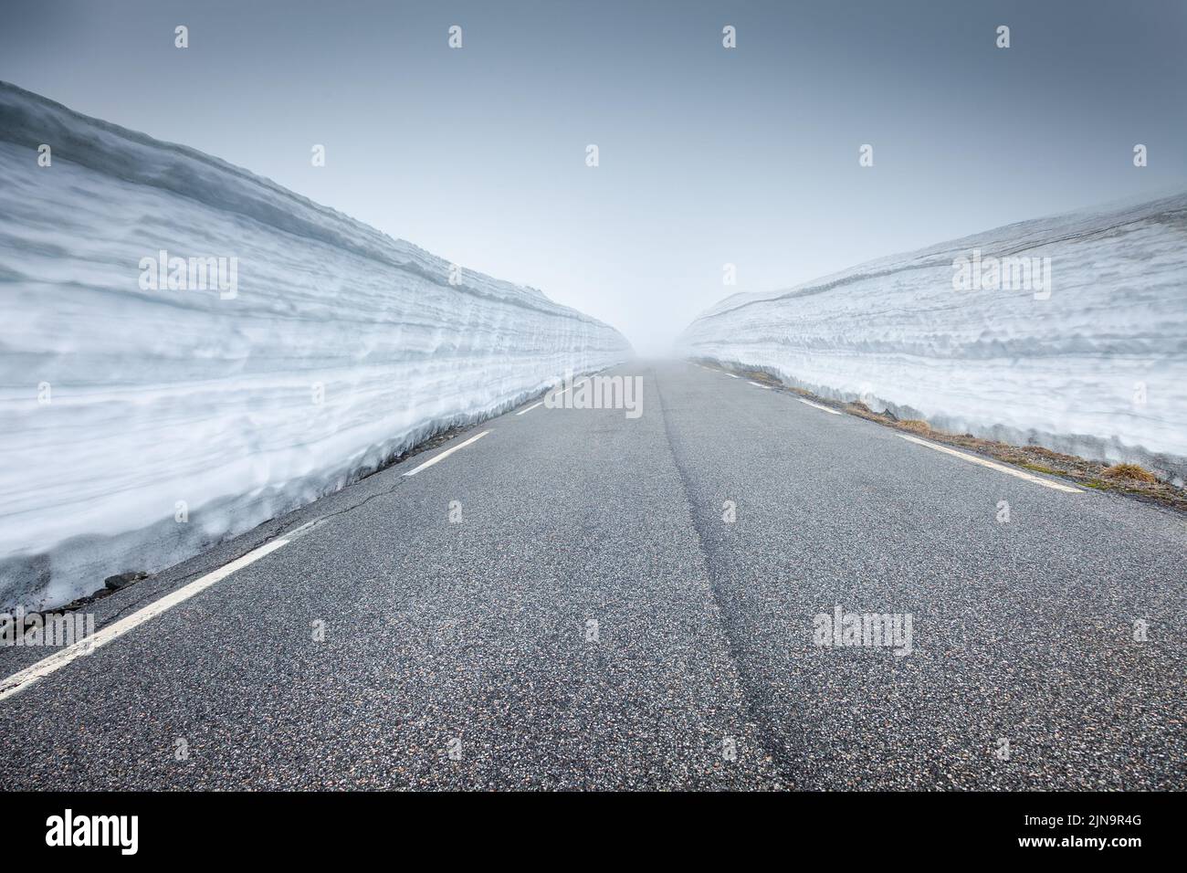 Vecchia strada di montagna di Strynefjell nelle montagne di Vestland, Norvegia, Scandinavia Foto Stock