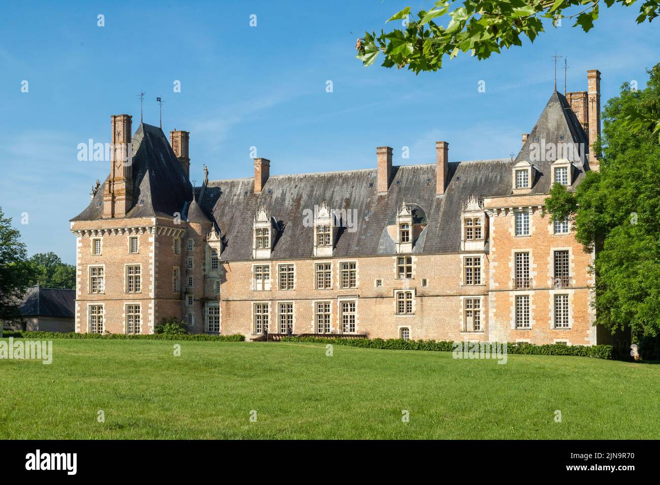 Francia, Nievre, Puisaye, Saint Amand en Puisaye, il castello che ospita un museo dedicato alla ceramica // Francia, Nièvre (58), Puisaye, Saint-Amand-en Foto Stock