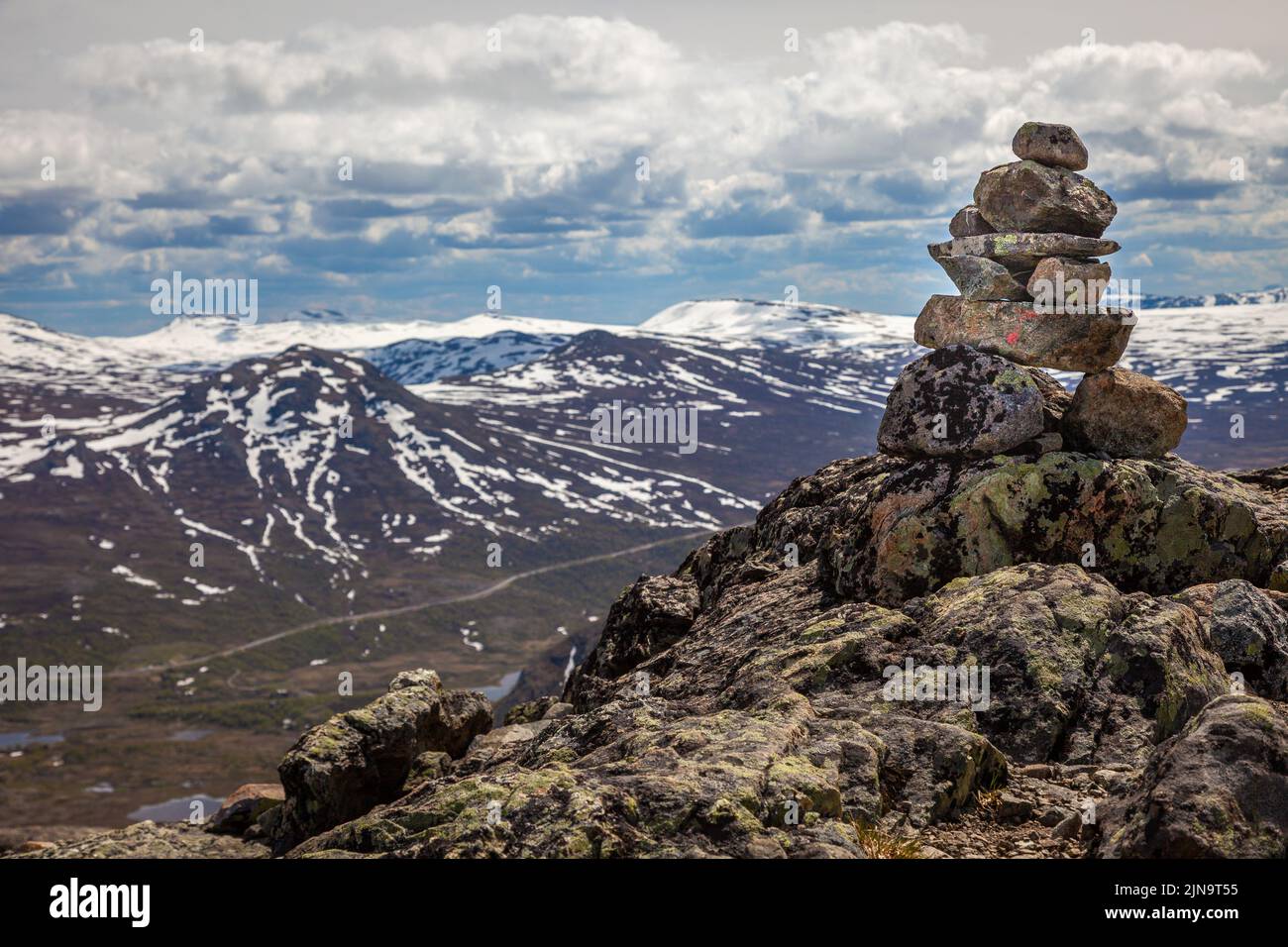 Inukshuk, pietre impilate sopra i monti jotunheimen in Norvegia Foto Stock