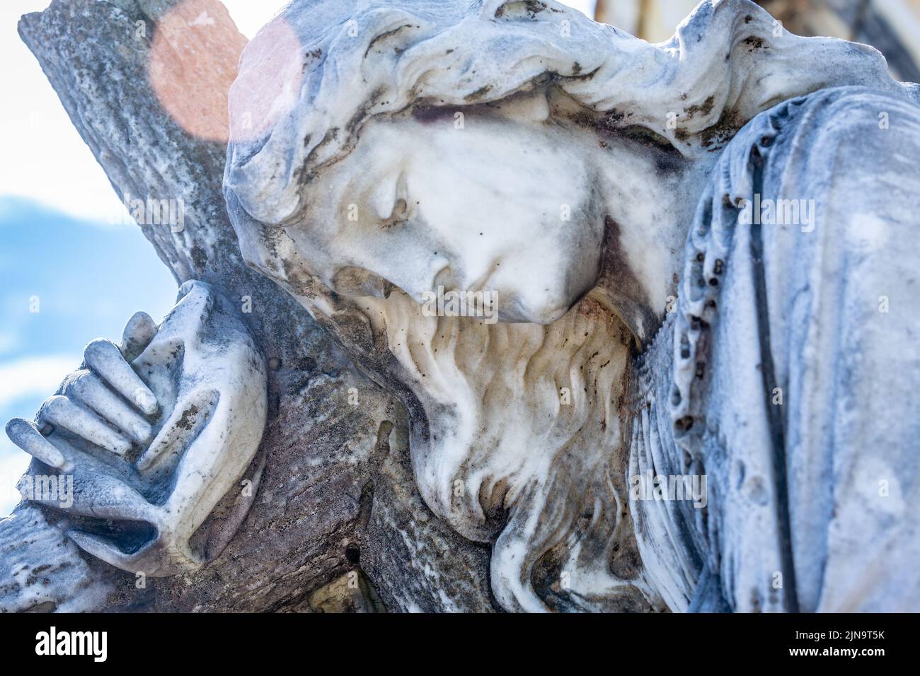 Angelo serafini triste cercando perdono e speranza di giorni migliori Foto Stock