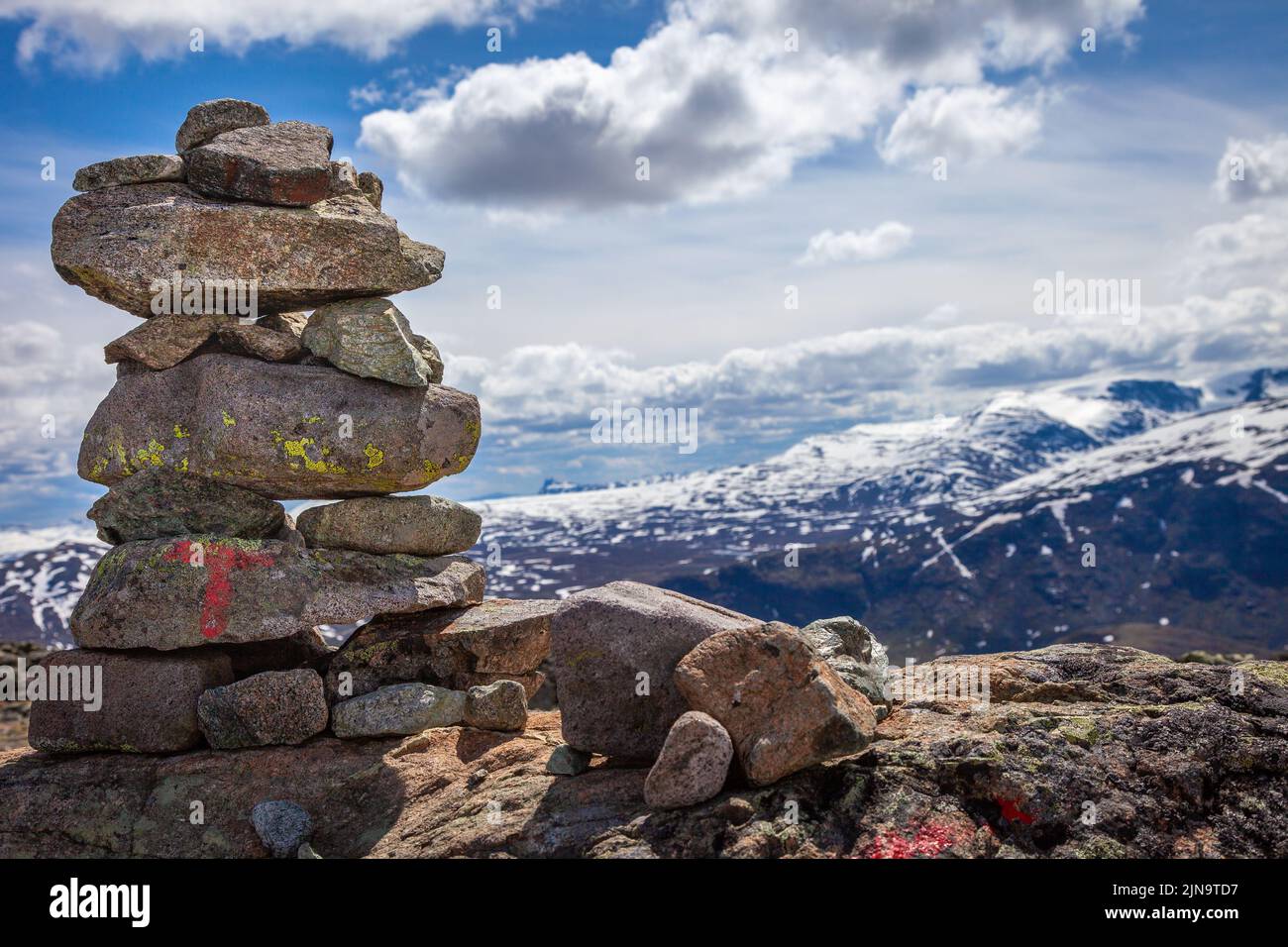 Inukshuk, pietre impilate sopra i monti jotunheimen in Norvegia Foto Stock