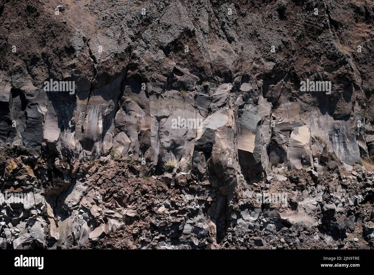 Un primo piano di strati rocciosi intorno alla bocca del cono del Vesuvio che mostra la forza della potenza esplosiva del vulcano. Foto Stock