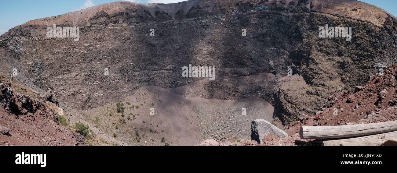 Panorama del cono in cima al Vesuvio che mostra i diversi strati di roccia che guardano verso la bocca chiusa. Foto Stock