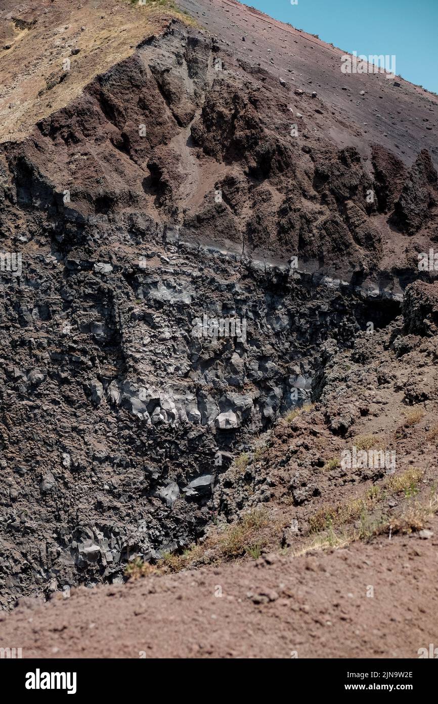 Primi piani intorno al cono in cima al Vesuvio che mostra i diversi strati di roccia rivolti verso la bocca chiusa. Foto Stock