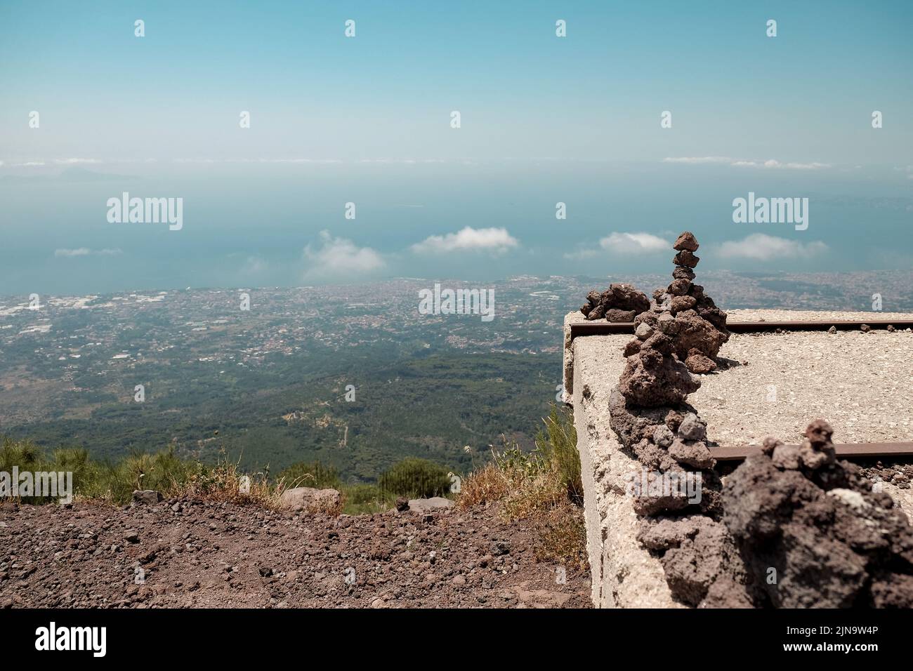 Piccoli mucchi di roccia vulcanica fatti e lasciati dai turisti in cima al Vesuvio Italia. Foto Stock