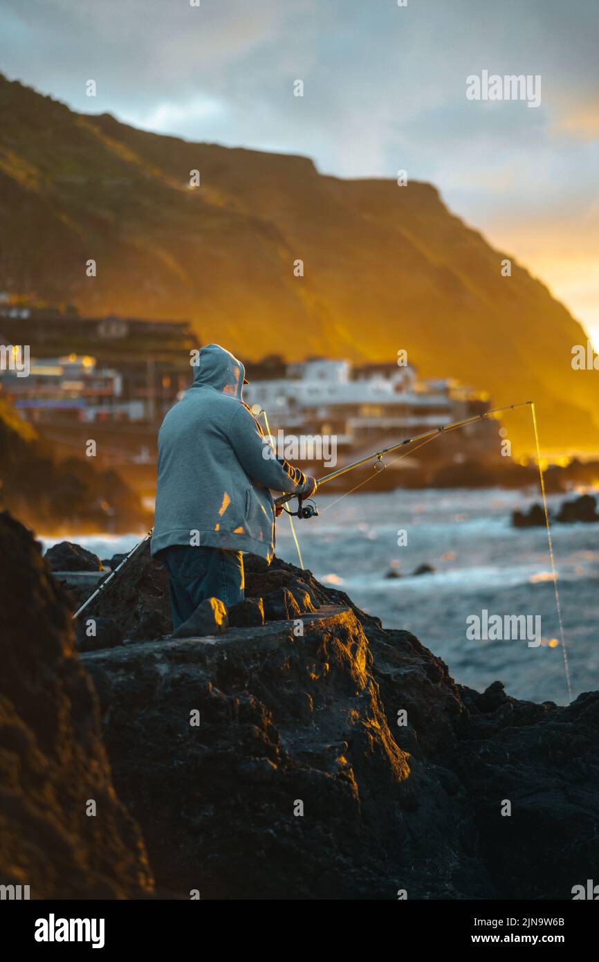 Un pescatore che fa il suo lavoro mentre ora d'oro. Foto cinematografica Foto Stock