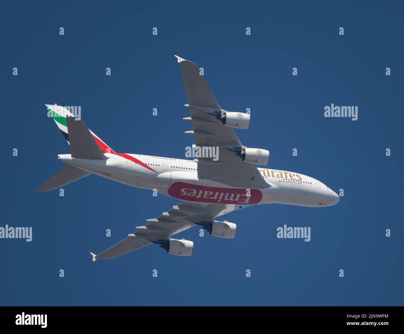 Emirates Airbus A380 A6-EVP che parte da Londra Heathrow per Dubai il 10 agosto 2022 durante un'ondata di caldo a Londra. Foto Stock