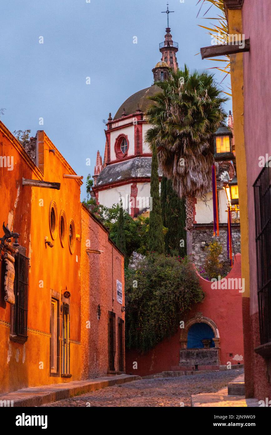 Vista di mattina presto della Calle Aldama di ciottoli della torre barque originale di Parroquia de San Miguel Arcangel nel centro storico della città di San Miguel de Allende, Messico. Foto Stock