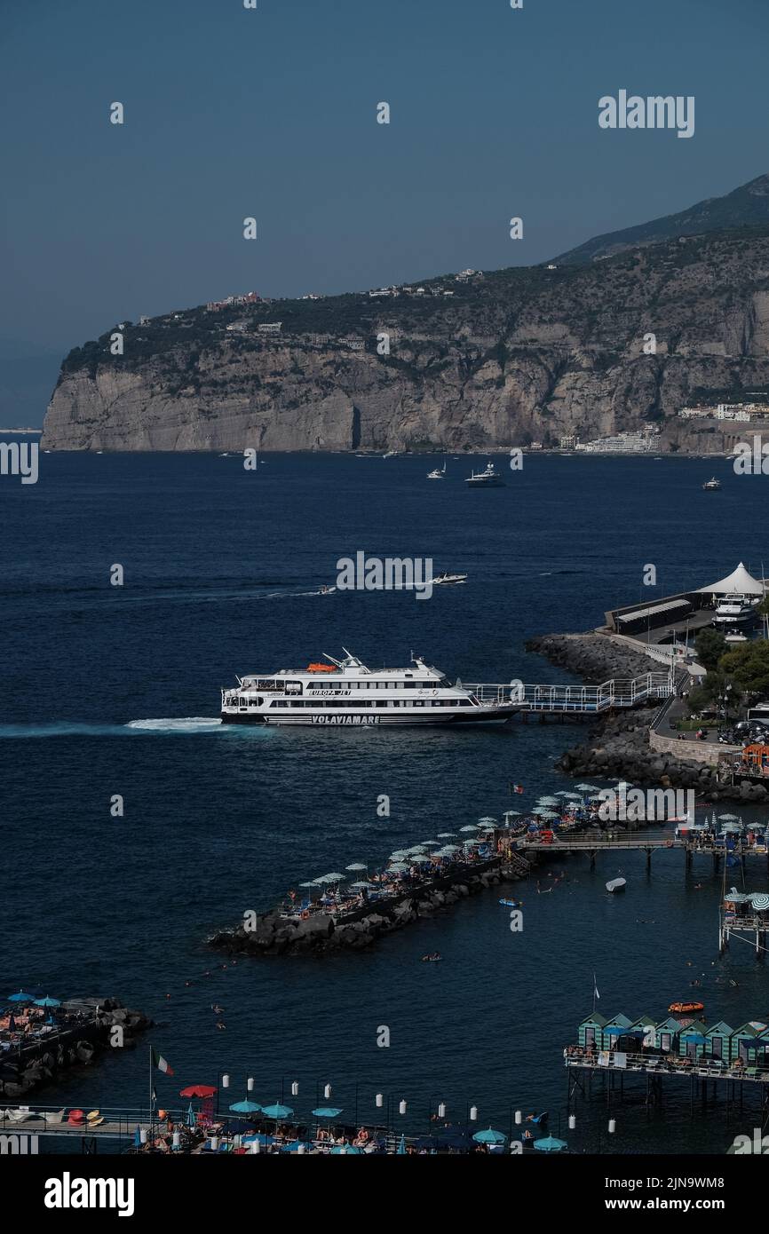 Sorrento Italia veduta di Porto Turistico Marina piccola e di Peters Beach dall'alto con Un'Europa Jet Volaviamare ormeggiata nel porto turistico. Foto Stock