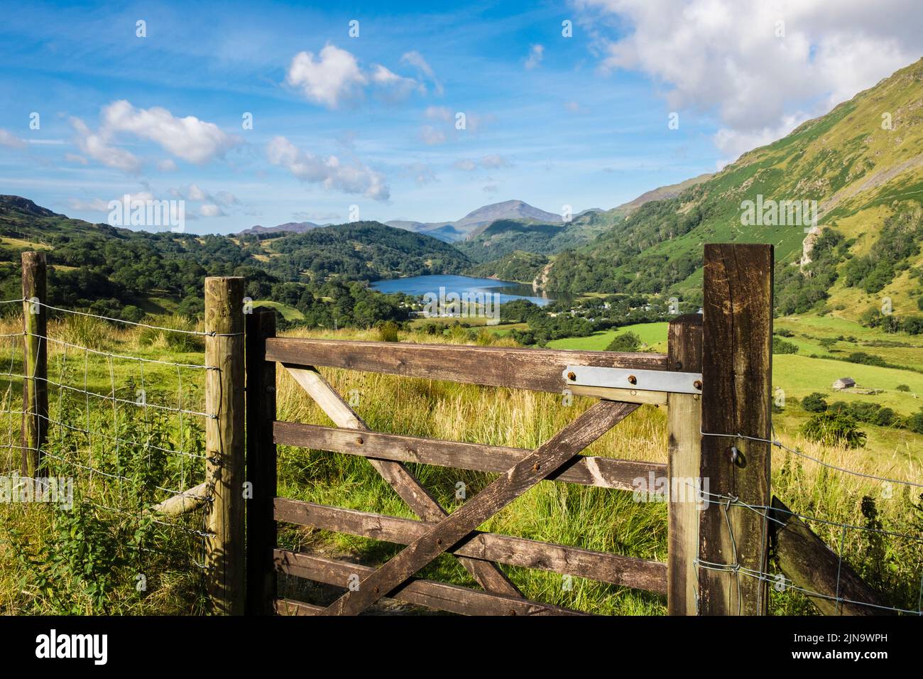 Vista panoramica sul cancello lungo la valle di Nant Gwynant fino al lago Llyn Gwynant e campeggio nel Parco Nazionale di Snowdonia. Nantgwynant Beddgelert Gwynedd Wales UK Foto Stock