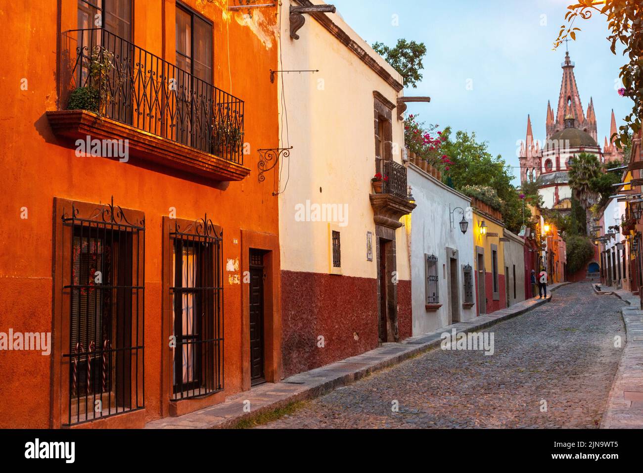 Vista di mattina presto della Calle Aldama di ciottoli della torre barque originale di Parroquia de San Miguel Arcangel nel centro storico della città di San Miguel de Allende, Messico. Foto Stock