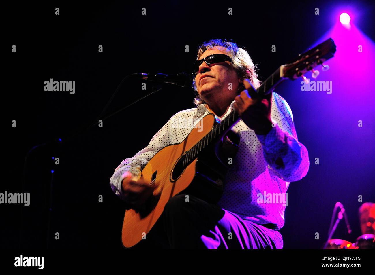 Jose Feliciano, nato permanentemente cieco a causa del glaucoma congenito, è esibito sul palco durante un concerto dal vivo, Jose Feliciano (10 settembre 1945) è un chitarrista, cantante e compositore virtuoso portoricano, foto Kazimierz Jurewicz Foto Stock