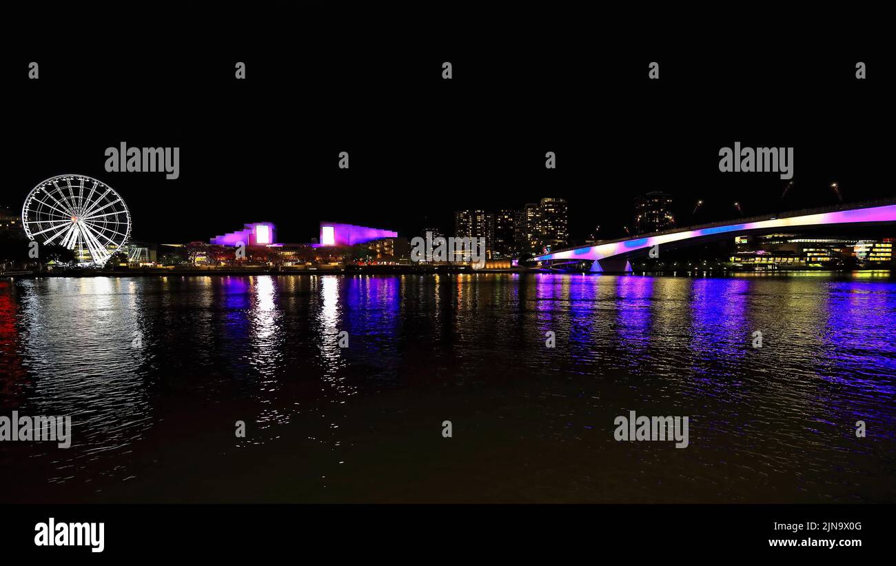 135 South Bank Parklands-Ferris Wheel-Victoria Bridge di notte visto da nord. Brisbane-Australia. Foto Stock