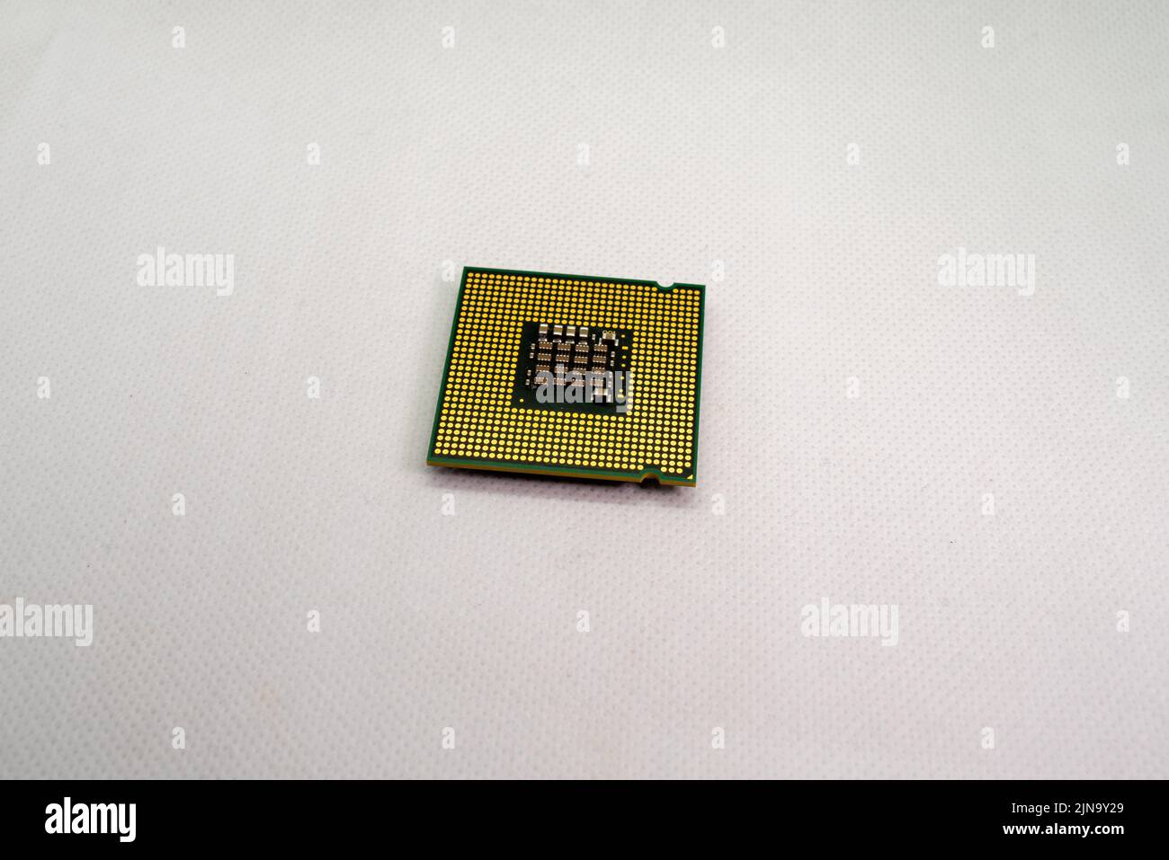 Primo piano di un chip cpu, CPU moderna isolata con pin in su Foto Stock