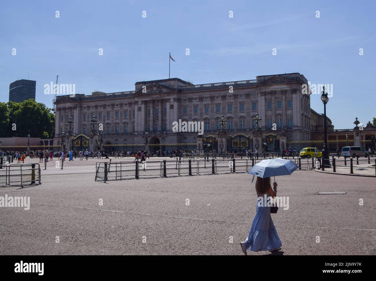 Londra, Regno Unito. 10th agosto 2022. Una donna al riparo dal sole con un ombrello cammina oltre Buckingham Palace in una giornata di coricanti, mentre le ondate di calore e la siccità causate dal cambiamento climatico continuano nel Regno Unito. Credit: Vuk Valcic/Alamy Live News Foto Stock