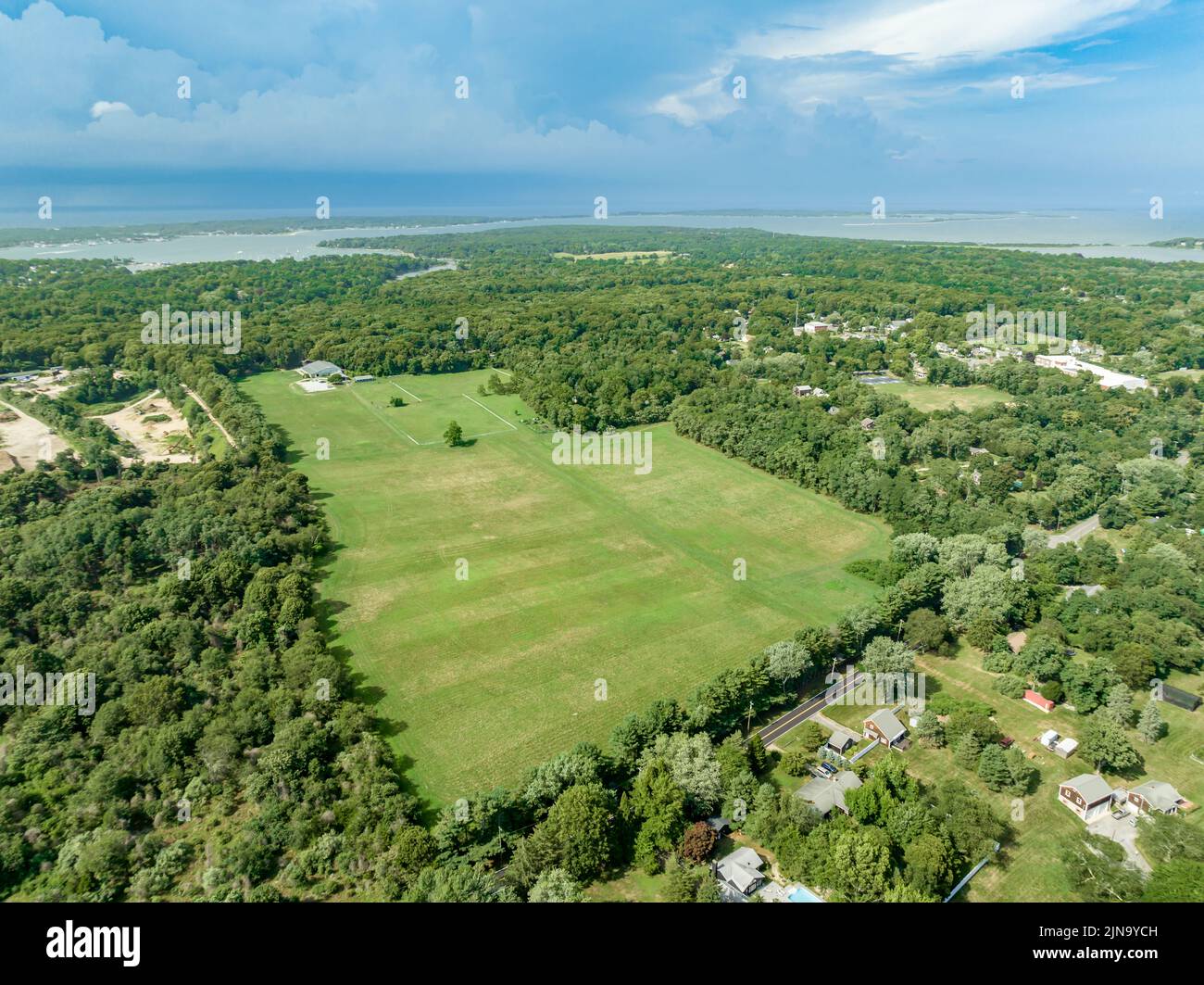 Vista aerea di un grande campo nel centro di Shelter Island, NY Foto Stock