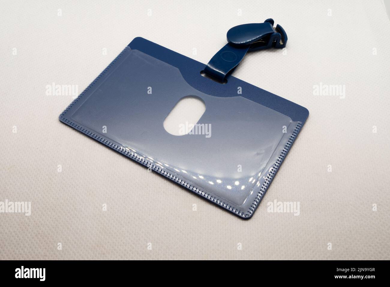 Primo piano del titolare della carta d'identità, etichetta del nome. È isolato su sfondo bianco Foto Stock