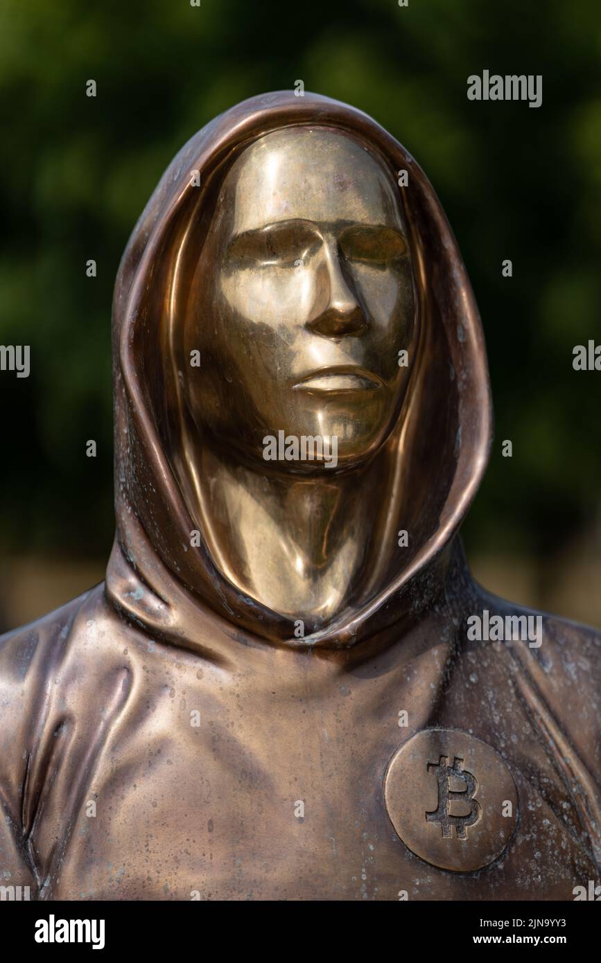 Budapest, Ungheria -7 agosto, .2022: Ritratto della statua di Satoshi Nakamoto misterioso fondatore della tecnologia Bitcoin e Blockchain in; creato da Foto Stock
