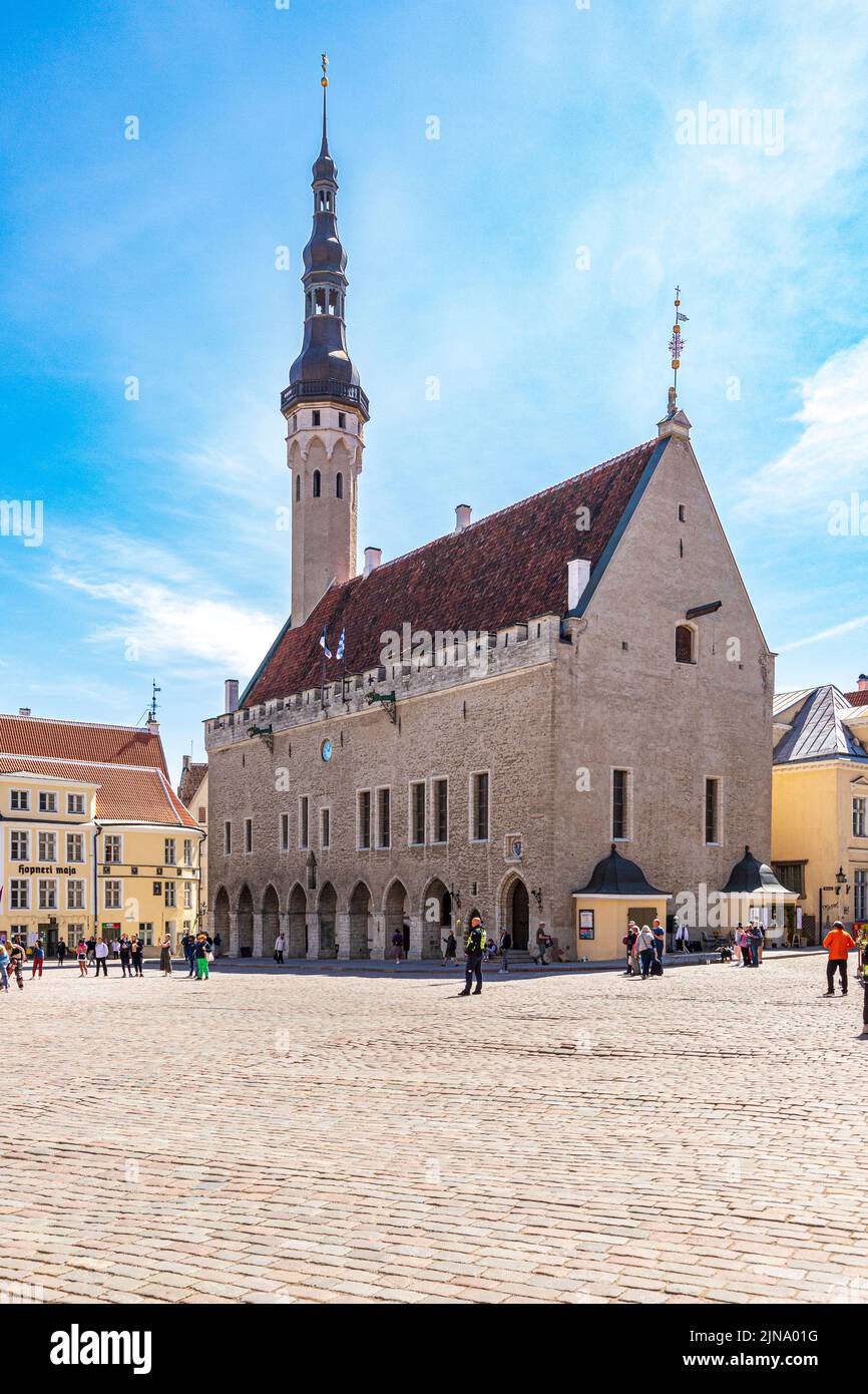 Il municipio del 14th secolo (Tallinna raekoda) nella piazza nella città vecchia di Tallinn, la capitale dell'Estonia Foto Stock