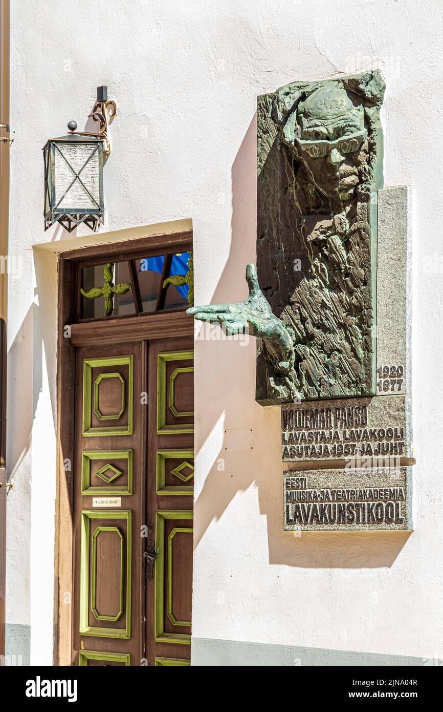 Un monumento a Voldemar Panso (un attore estone) nella città vecchia di Tallinn, la capitale dell'Estonia Foto Stock